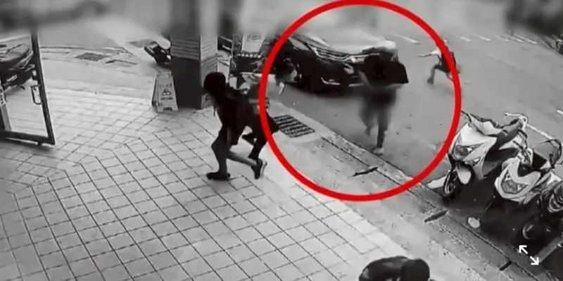 ▲苗栗市2日驚傳隨機砍人案，40多歲邱姓男子持刀攻擊3名民眾。（圖／翻攝畫面）