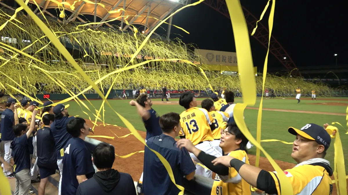 ▲中信兄弟靠著先發投手林暉盛繳出7局失1分好投，終場兄弟就以6：2擊退龍隊，現場球迷拋下象徵封王的黃色彩帶，兄弟奪下隊史第20座半季冠軍。（圖／陳云茹攝）