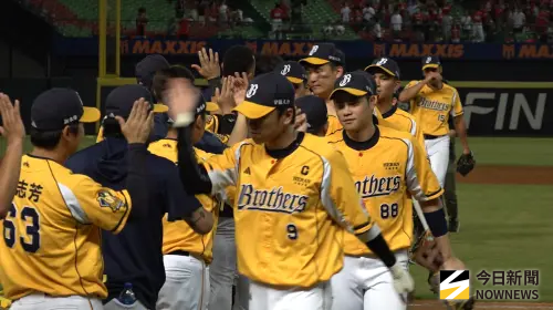 ▲今天無論哪一隊贏球，都無法幫助兄弟直接封王，他們必須自己取勝，才可以拋下彩帶。（圖／記者陳云茹攝）