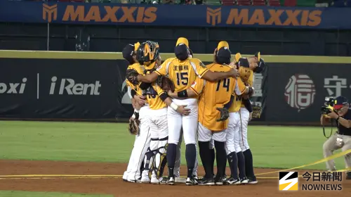 ▲中信兄弟以6：2擊退龍隊，現場球迷拋下黃色彩帶，兄弟奪下隊史第20座半季冠軍。（圖／記者陳云茹攝）