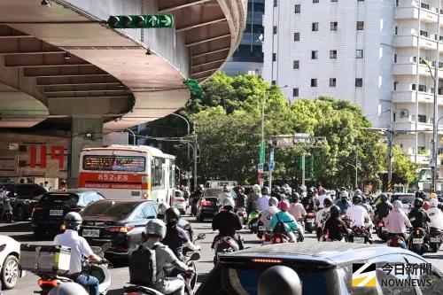 救護車出口停滿等紅燈車輛　北市消防局：與拆公館圓環無關
