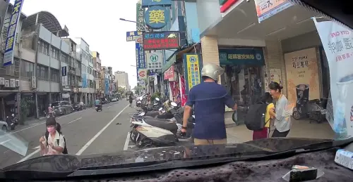 影／驚悚瞬間曝光！苗栗男隨機追砍學童　女老師狂拉書包英勇救人
