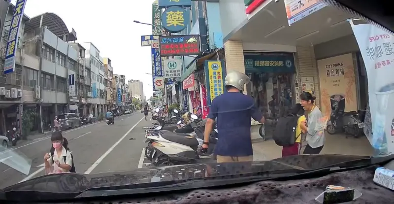 ▲苗栗2日發生駭人攻擊事件，40多歲邱姓男子突然持刀揮舞，女老師不顧危險衝上前狂拉女童書包，硬是把她從兇嫌手中搶回。（圖／讀者提供）