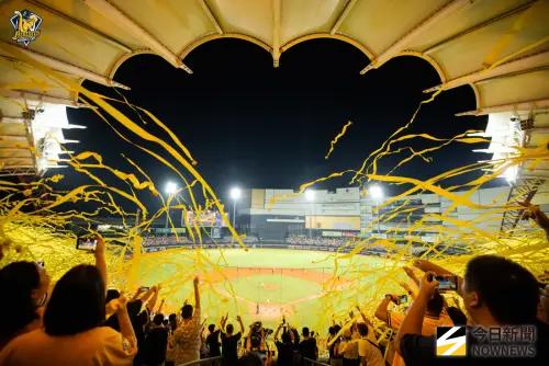 中職封王為何要「拋彩帶」？成台灣職棒文化　33年前由兄弟象首創
