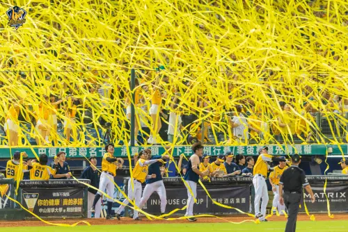 ▲「黃海計畫」大成功，「拋彩帶」是由兄弟在職棒三年所開始的，如今已成台灣職棒的特別文化。（圖／中信兄弟提供）