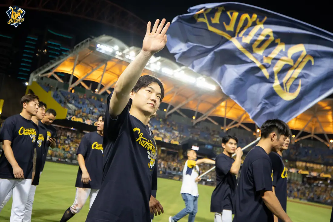 ▲中信兄弟奪隊史第20座季冠軍。同時球隊全年度勝率第1魔術數字「M1」，最快明天就能取得總冠軍賽門票。（圖／中信兄弟提供）