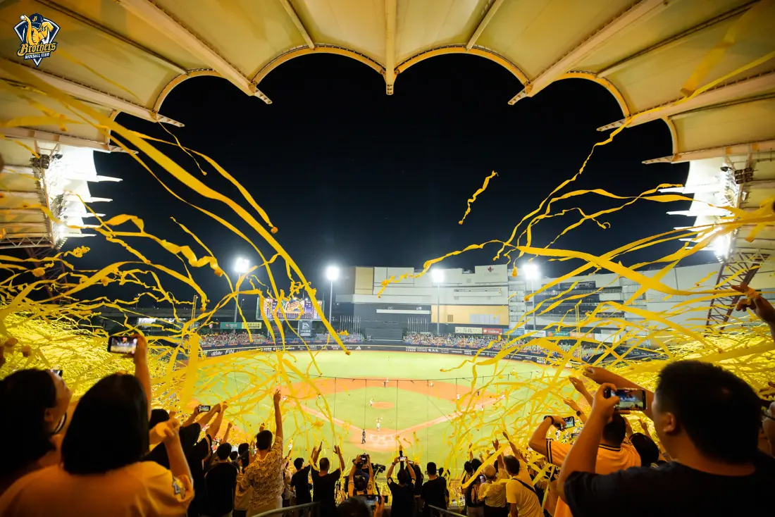 ▲2025年中華職棒台灣大賽18日點燃戰火，下半季冠軍、全年戰績第一的中信兄弟，交手全年戰績第3的樂天桃猿，兩隊睽違3年再度於台灣大賽碰頭，進行7戰4勝制系列賽，中信兄弟擁有5場主場優勢，《NOWnews》整理出中信兄弟、樂天桃猿台灣大賽的「時間地點、賽程、免費直播、門票以及完整賽程」一次看。（圖／中信兄弟提供）