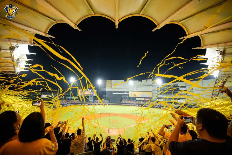 ▲2025年中華職棒台灣大賽18日點燃戰火，下半季冠軍、全年戰績第一的中信兄弟，交手全年戰績第3的樂天桃猿，兩隊睽違3年再度於台灣大賽碰頭，進行7戰4勝制系列賽，中信兄弟擁有5場主場優勢，《NOWnews》整理出中信兄弟、樂天桃猿台灣大賽的「時間地點、賽程、免費直播、門票以及完整賽程」一次看。（圖／中信兄弟提供）