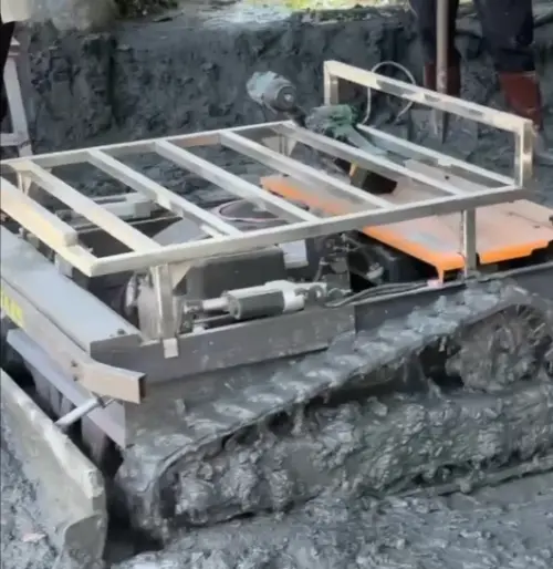 遙控小山貓投入花蓮救災　清淤效率為人力20倍！鏟土扛冰箱樣樣來
