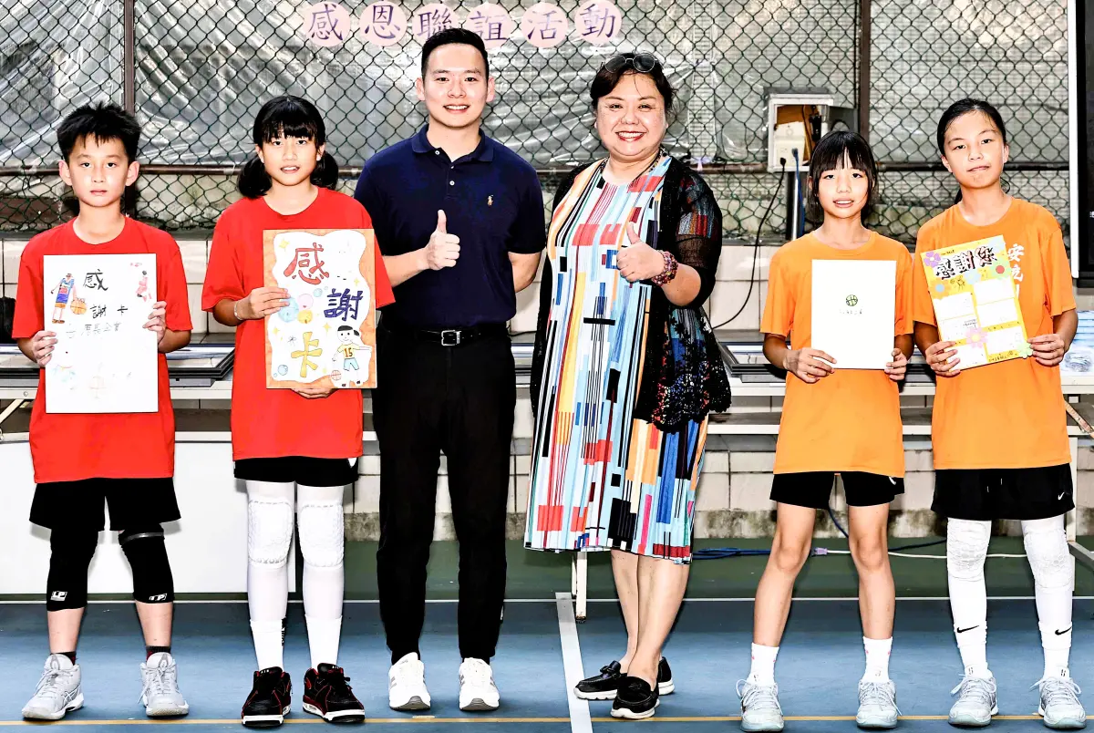 ▲新北安坑國小籃球隊代表獻上手寫卡片表達感謝。(圖/新北市安坑國小提供)