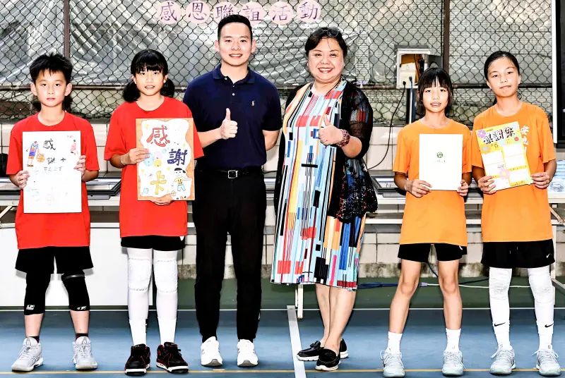 ▲新北安坑國小籃球隊代表獻上手寫卡片表達感謝。(圖/新北市安坑國小提供)