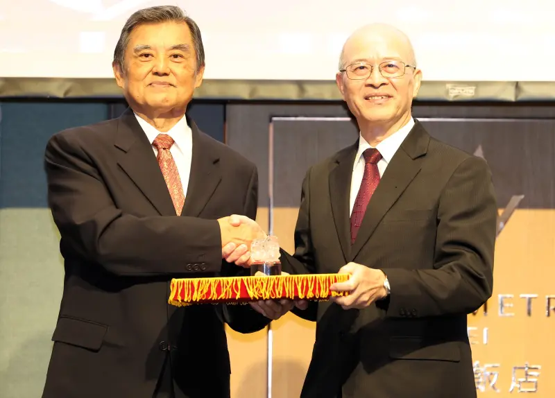 ▲李述藺(左)正式卸任，由曾任教育部體育署署長的何卓飛接任第五屆理事長。(圖/促進會提供)