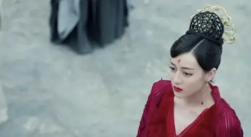 ▲迪麗熱巴曾在電影《日月》中挑戰嫦娥一角。（圖／摘自《日月》片段）