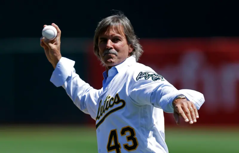 ▲美國棒球名人堂投手艾克斯利（Dennis Eckersley）迎來71歲生日。這位綽號「Eck」的傳奇投手，生涯橫跨1975年至1998年，效力過印地安人、紅襪、小熊、運動家與紅雀等隊，不僅曾投出20勝賽季，也締造51次救援的單季紀錄。（圖／美聯社／達志影像）