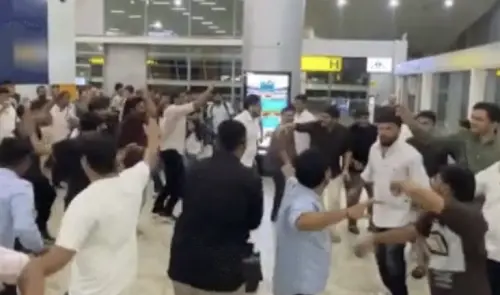 飛機誤點乾脆跳舞！印度機場成練舞場　因班機延遲五小時
