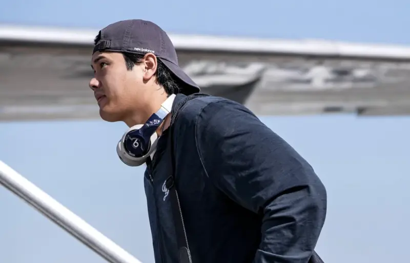 ▲美國職棒大聯盟（Major League Baseball）洛杉磯道奇於今（3）日透過球團官方社群媒體公開多張選手啟程前往費城的照片與影片，包括大谷翔平、山本由伸與佐佐木朗希在內的日籍球星皆現身機場。（圖／翻攝自道奇Instagram）