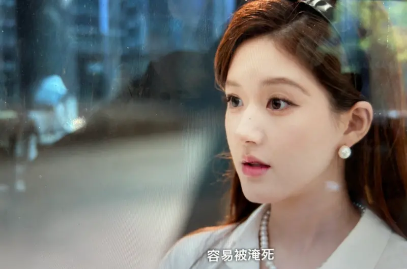 ▲趙露思主演的《許我耀眼》才因為演員涉于朦朧案遭拒看，現又傳出劇組侵權使用創作者作品。（圖／翻攝自電視劇許我耀眼微博）