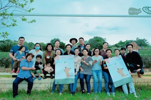 ▲「河堤上的貓」團隊於茶園推廣在地文化與友善耕作，透過茶葉教育、青農土地實踐與社區連結，讓茶香成為世代交流的橋樑。（圖／河堤上的貓提供）