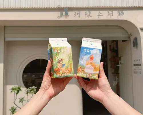 ▲「河堤上的貓」首度跨界與全家超商FamilyMart攜手合作，推出季節限定茶飲「荔香雙果茶」，以新型態走入大眾生活，用茶香溫暖人心。（圖／河堤上的貓提供）