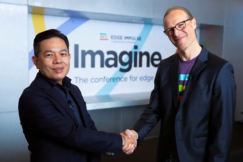 ▲研華嵌入式事業群總經理張家豪（左）與高通芬蘭RFFE Oy 產品管理副總裁Zach Shelby（右）宣布策略合作。（圖╱研華提供）