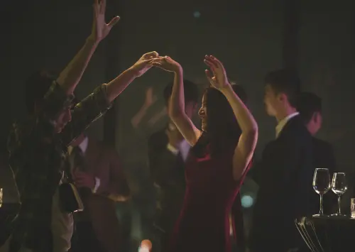 ▲劉敬（左）與林依晨（中）在《失明》的母子共舞場面是即興表演，舞蹈動作都沒有排練過。（圖／周子娛樂提供）