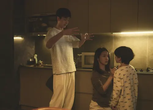 ▲劉敬（左）與林依晨（中）在《失明》裡的母子關係頗為複雜，彼此竟喜歡上同一個人，如何面對這情況成為情節吸引觀眾的重點。（圖／周子娛樂提供）