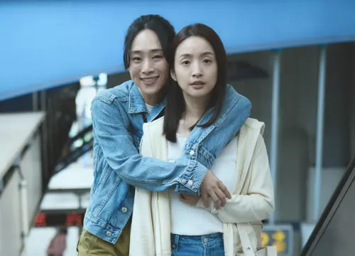 ▲林依晨（右）在《失明》中除了與吳可熙（左）飆戲，也扛起監製的重任，稱自己「憨膽」。（圖／周子娛樂提供）