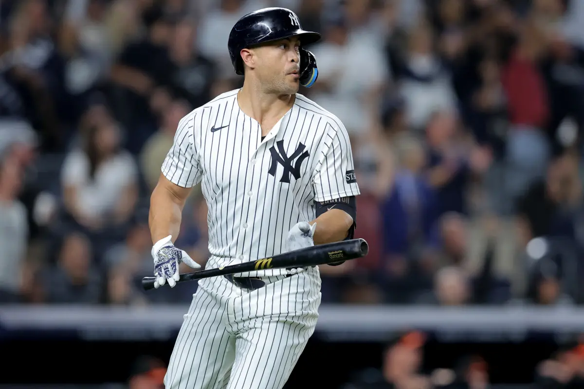 ▲紐約洋基重砲史坦頓（Giancarlo Stanton）在美聯外卡決勝戰第三局揮出長打後，因過早慶祝以為是全壘打，結果球只彈到牆上，引發球迷狂酸。（圖／路透／達志影像）