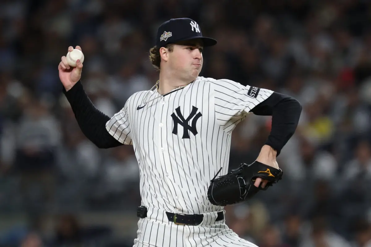 ▲洋基菜鳥投手史利特勒（Cam Schlittler）在外卡系列賽第三戰繳出歷史級表現，主投8局飆出12K、無保送，幫助洋基4：0完封紅襪，成功晉級分區系列賽。（圖／路透／達志影像）