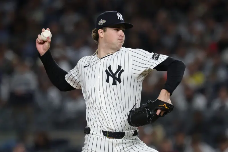 ▲洋基菜鳥投手史利特勒（Cam Schlittler）在外卡系列賽第三戰繳出歷史級表現，主投8局飆出12K、無保送，幫助洋基4：0完封紅襪，成功晉級分區系列賽。（圖／路透／達志影像）