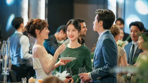 ▲田曦薇（左）與周雨彤（中）《半熟男女》大玩「換乘戀愛」（中天娛樂台提供）