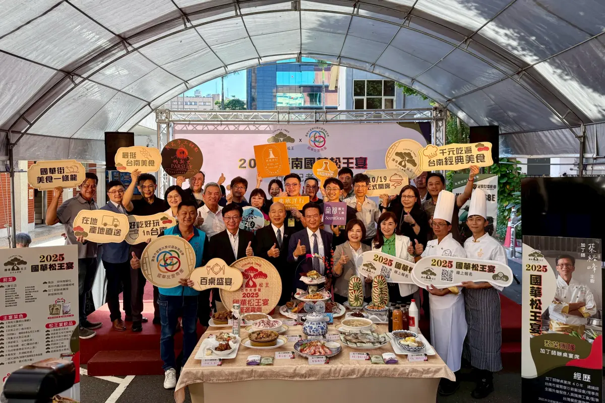 ▲2025「台南國華松王宴」上午日於立法院餐廳前廣場舉辦行銷記者會，包含韓國瑜、綠委林俊憲、林宜瑾、郭國文、賴惠員等人出席。（圖／林俊憲辦公室提供）