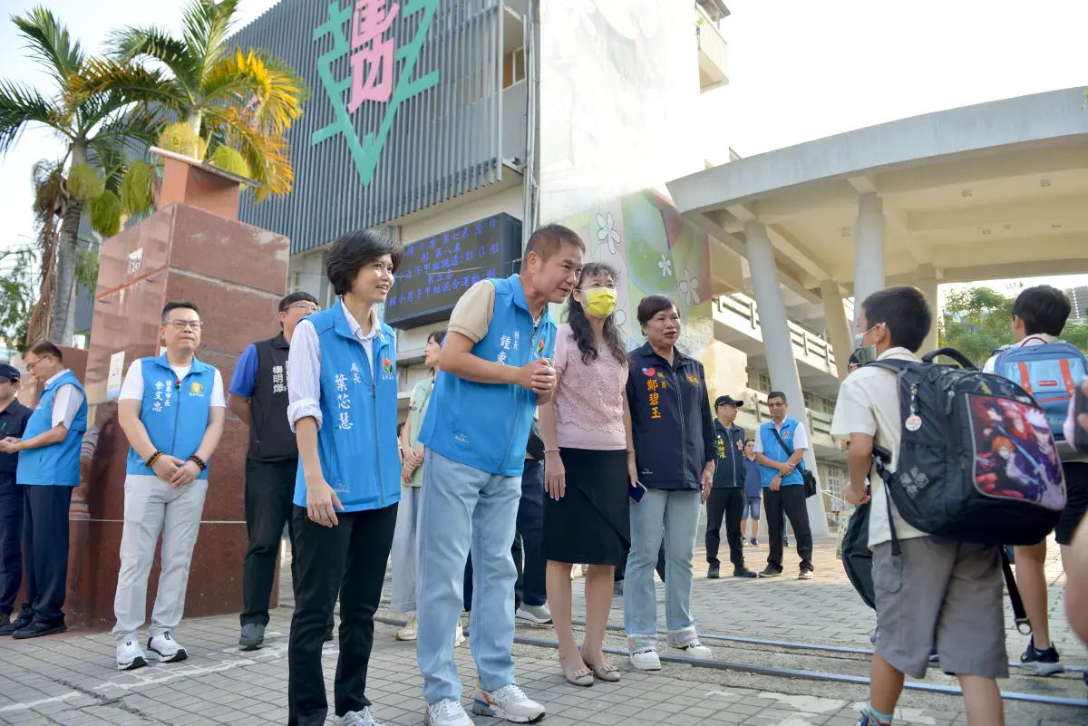 ▲苗栗縣長鍾東錦今（3）日赴建功國小安撫家長情緒。（圖／苗栗縣府提供）