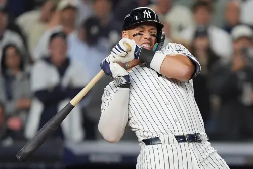 ▲最終洋基靠著第4局的猛攻以4：0收下晉級門票，而場上最具話題性的瞬間，正是隊長賈吉（Aaron Judge）被觸身球擊中後，丟開球棒後直直往投手方向走了兩步，並冷眼回瞪紅襪投手的畫面。（圖／美聯社／達志影像）