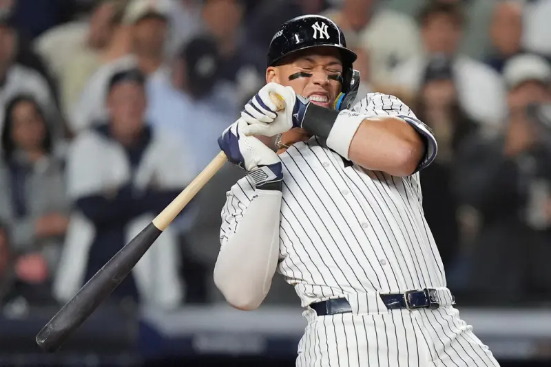 ▲最終洋基靠著第4局的猛攻以4：0收下晉級門票，而場上最具話題性的瞬間，正是隊長賈吉（Aaron Judge）被觸身球擊中後，丟開球棒後直直往投手方向走了兩步，並冷眼回瞪紅襪投手的畫面。（圖／美聯社／達志影像）