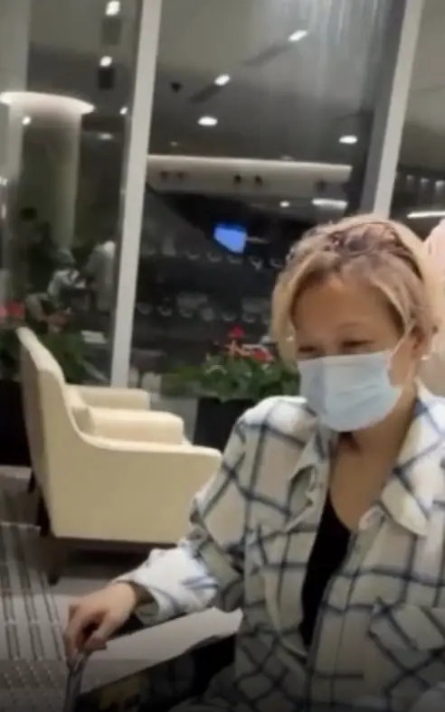 ▲鄭秀文發布的短片中，看得出坐在輪椅上的她，表情明顯痛苦，因後腰兩處有撕裂傷而無法站起來走太長的距離。（圖／摘自 IG@sammi_chengsauman）