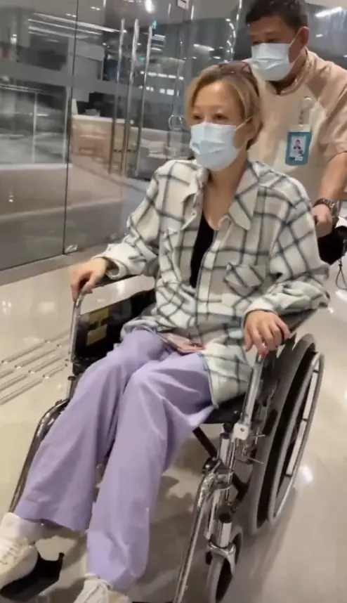 ▲鄭秀文痛到只能坐在輪椅上，由醫護人員推著前進。（圖／摘自 IG@sammi_chengsauman）