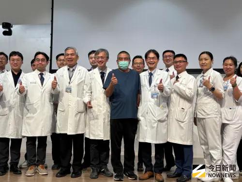 ▲張坤正院長攜手各科醫師展現「醫學中心等級」實力，強調市醫院擁有很多與傳統醫院不一樣服務，呼籲北屯週邊腹地70萬民眾，不用四處尋醫，市醫院絕對能提供「最好的醫療」。(圖／記者金武鳳攝，2025.10.3)