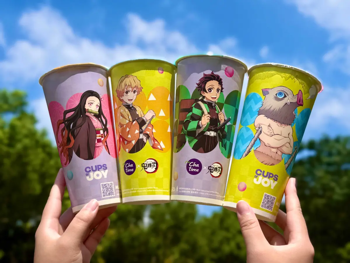 ▲日出茶太今（3）日起聯名《鬼滅之刃》，人氣角色竈門炭治郎、竈門禰豆子、我妻善逸與嘴平伊之助登上飲品杯款，並同步推出四款限量週邊。（圖／日出茶太提供）