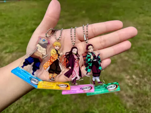 ▲日出茶太今（3）日起聯名《鬼滅之刃》，推出限量週邊，包含鑰匙圈。（圖／日出茶太提供）