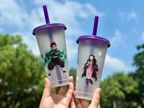 ▲日出茶太今（3）日起聯名《鬼滅之刃》，推出限量週邊，包含感溫店色杯。（圖／日出茶太提供）