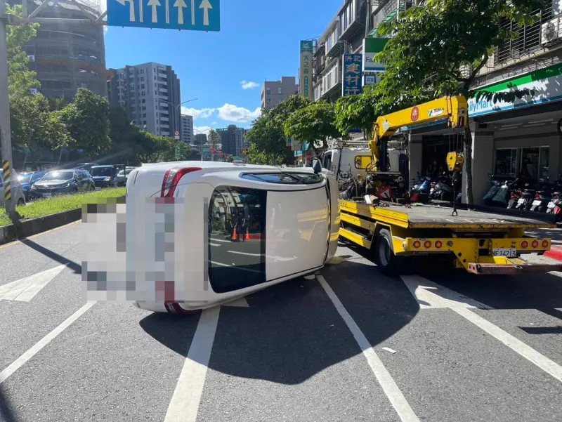 ▲台北市內湖區今（3日）上午8時發生一起驚悚車禍。（圖／翻攝畫面）