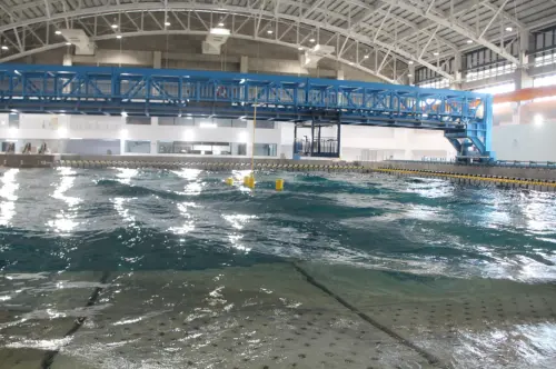 ▲深水池是採取縮尺比例來進行模擬，也就是將設施縮小至1比20，或是1比36投放在深水池，假設風機200米高，1比10便是20米，因此可以造出波峰、波谷1公尺的深水池，可相當於外界海域的10米以上巨浪。（圖／記者鍾泓良攝影）