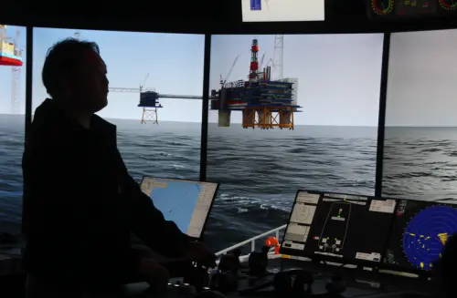 ▲2021年啟用迄今已經培育3711人次運維專業人員，協助140家以上國內外業者投入台灣離岸風電運維領域，提供海上求生、高空作業等安全訓練，也跨足到葉片維修、動態定位操作等技術項目。（圖／記者鍾泓良攝影）