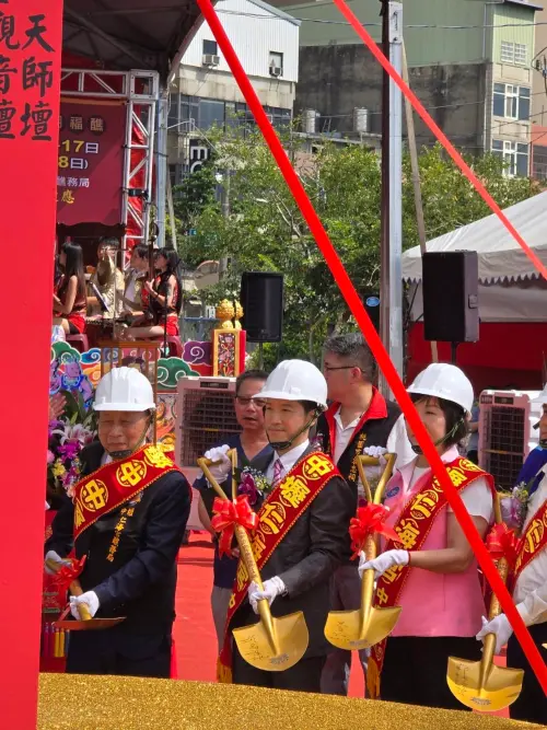 ▲何志偉今出席中壢仁海宮「五大壇興工動土」大典。（圖／中壢仁海宮提供）