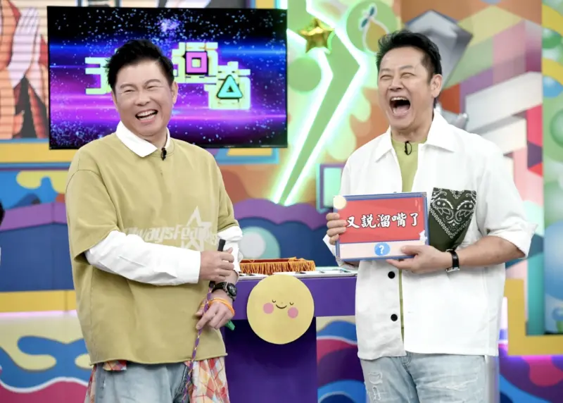 ▲曾國城（左）與徐乃麟（右）在中秋假期首播的《天才衝衝衝》中回顧昔日影片猜題，造句時曾國城隊講黃泉路是彎彎的，被徐乃麟虧：「去過才知道。」曾國城妙答：「觀落陰時知道的。」（圖／華視提供）