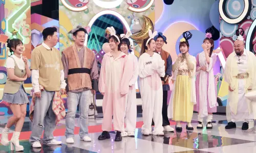 ▲徐乃麟（右三）和同隊成員被罰要穿「住在月球上的生物」造型服裝，十分應景。（圖／華視提供）