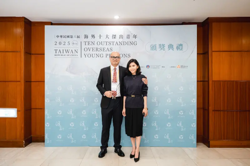 ▲僑委會徐佳青委員長頒發海外十大傑出青年獎給「VisionThai 看見泰國」創辦人李致德（右）。(圖/業者提供)