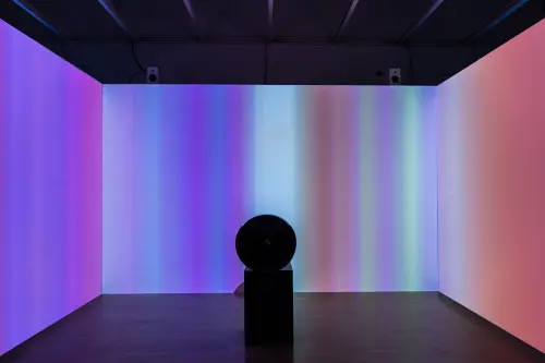 ▲吳修銘《彩虹舞台》擷取觀眾的聲音，即時轉化為繽紛獨特色彩。