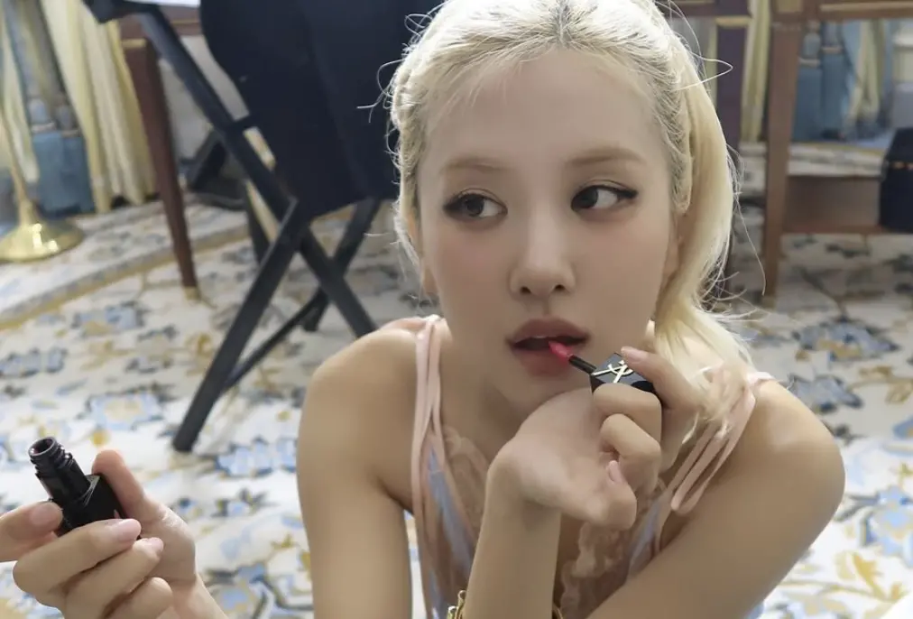 ▲BLACKPINK Rosé參加時裝週被種族歧視，明明是4人合照，雜誌《ELLE UK》卻故意把她從照片中卡掉，引發巨大爭議，今日《ELLE UK》發聲道歉，表示不是故意引起爭端。（圖／@roses_are_rosie IG）